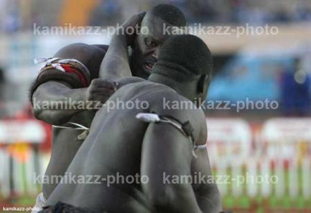 ok yekini frappe lui fort